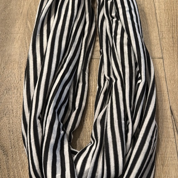 Black and white striped infinity scarf - Picture 2 of 10